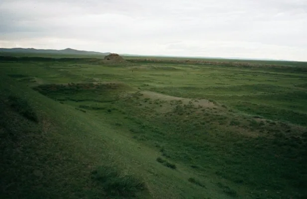 Earthen walls and raised ruins of Ordu-Baliq set within the broad steppe.